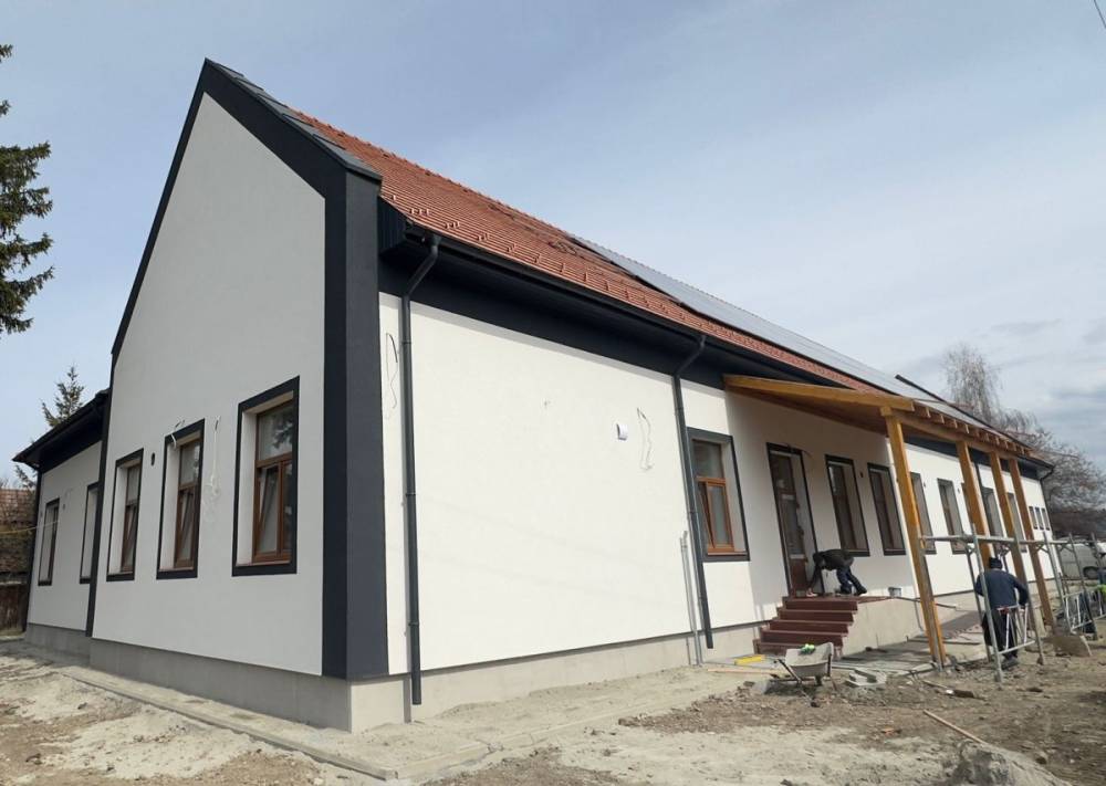 Nyáron elkészül az új községháza Csíkcsicsóban