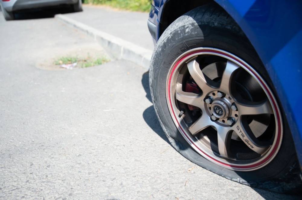 Tucatnyi autó gumiabroncsát vágták ki Kézdivásárhelyen