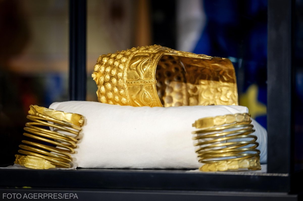 Romániába szállították a coțofenești-i aranysisakot és a dák arany karpereceket