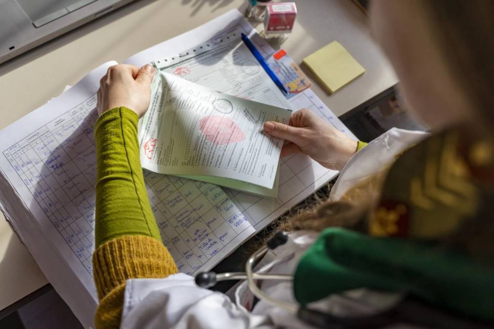 Engedmény: egyes esetekben mégis fizetni fogják a betegszabadság első napját