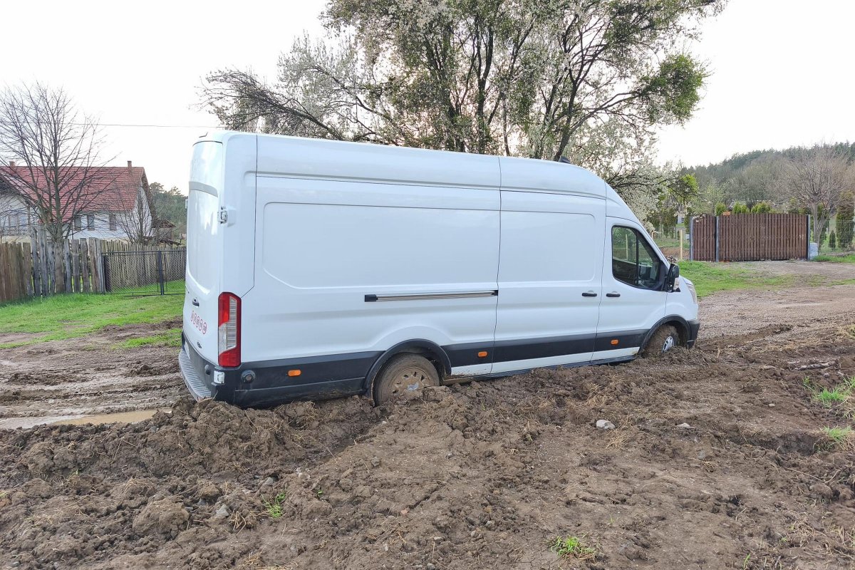 Sártengerré változik az utca az esők után, egyelőre nincs kilátás arra, hogy ez megváltozzon