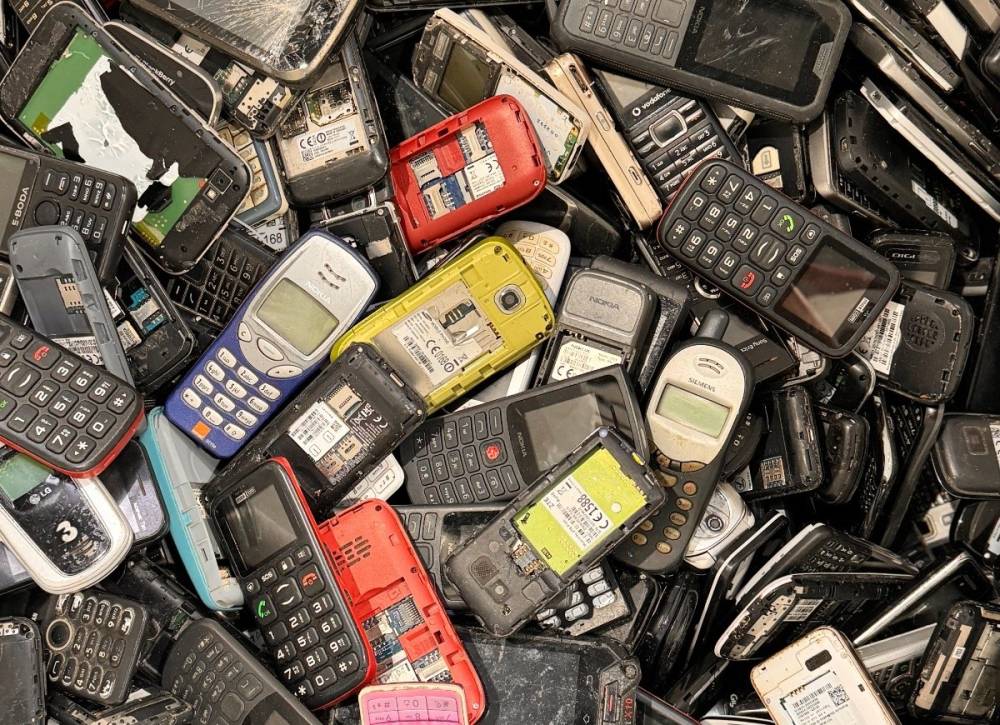 Régi mobiltelefonokat tartogat a lakosság zöme, a minisztérium arra biztat, hogy meg kell szabadulni tőlük