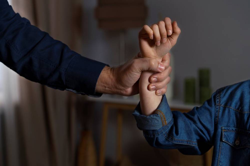 Távoltartás és nyomkövető lett a két bántalmazási ügy vége