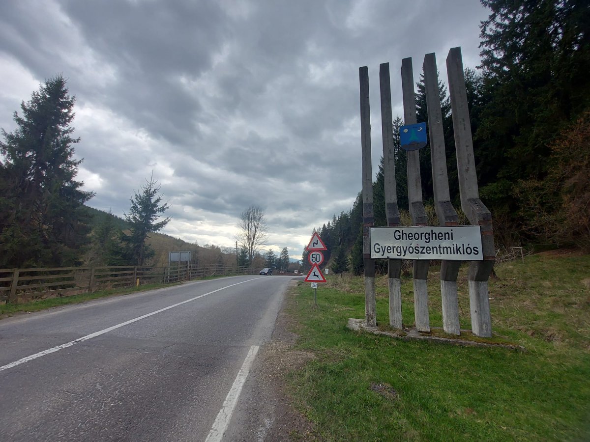 Közelebb költöztetik Gyilkostóhoz a gyergyószentmiklósi várostáblát