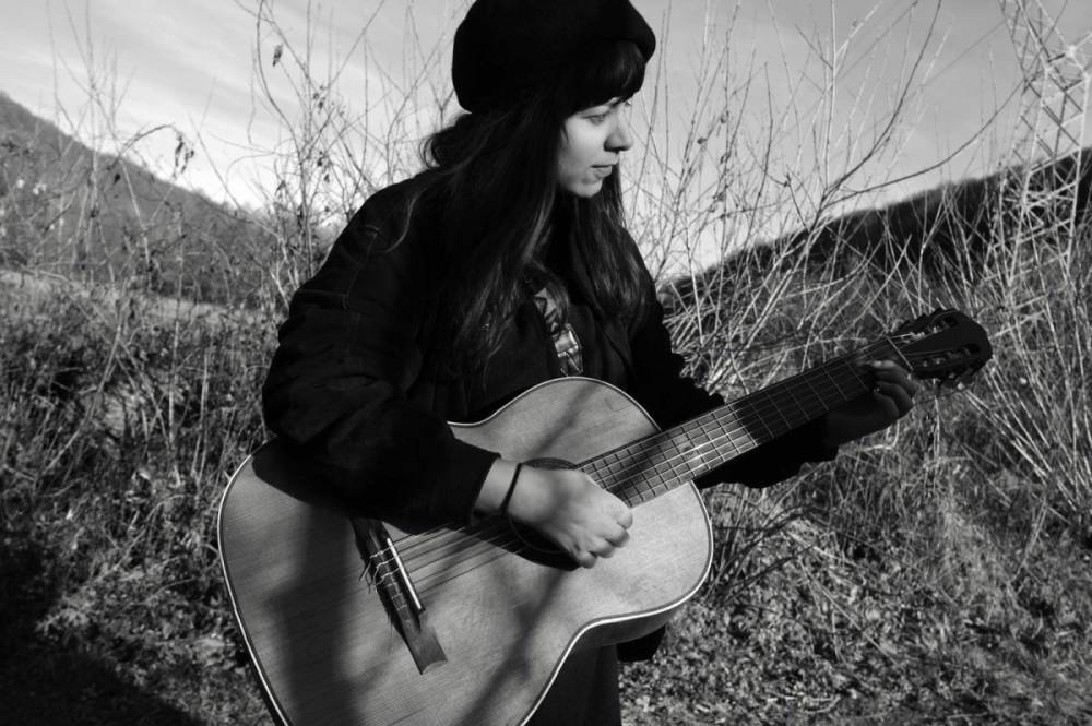 Kicsimadár – lírai lebegés fekete-fehérben