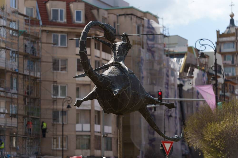 Sárkányölő Szent György modern ábrázolásban – 25 éves a „Süsü-szobor”