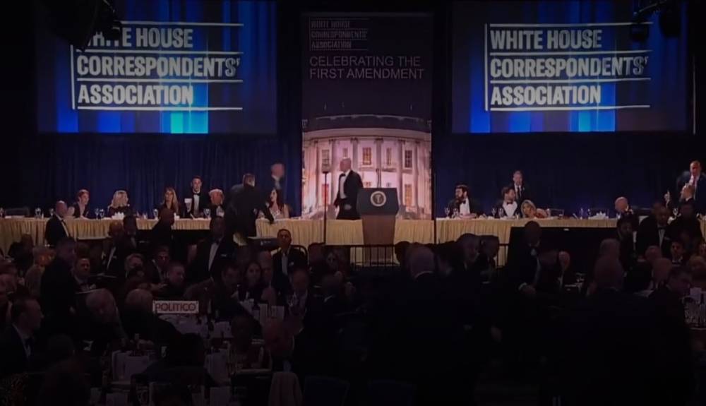 Lövöldözni kezdett egy férfi a fehér házi tudósítók díszvacsoráján, Trumpot kimenekítették