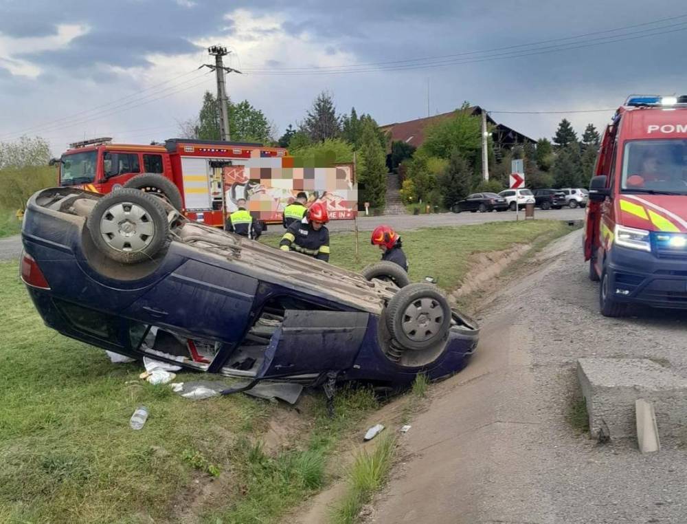 Két gyerek is megsérült, miután fejre állt egy autó