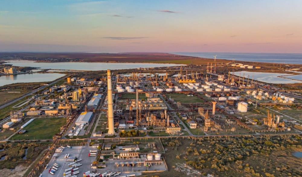 Üzemanyagválság: kilométeres sorban állnak a tartálykocsik az egyik romániai olajfinomító előtt