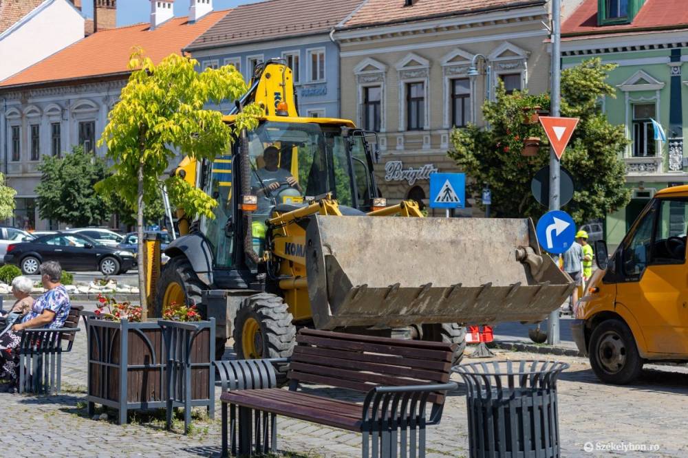 Forgalmi kihívások előtt Székelyudvarhely: elkezdődtek az útfelújítások a városközpontban