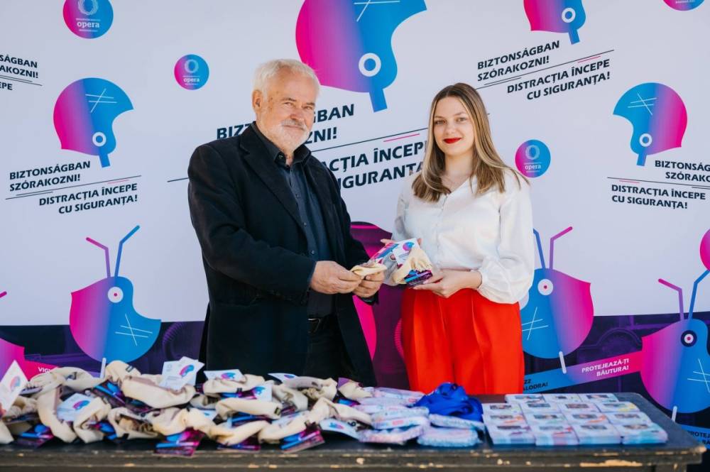 Az italokba csempészett szerek veszélyére figyelmeztetve osztanak pohárvédőket a KMDSZ diáknapokon