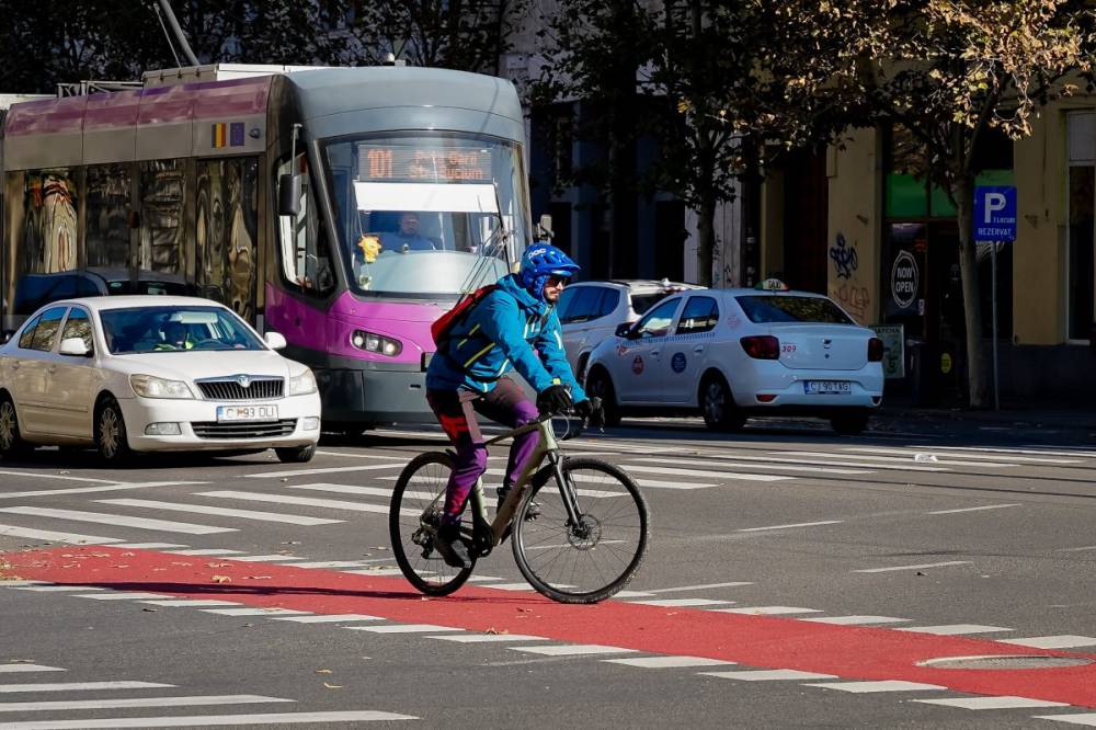 Akár 1620 lejes bírság is járhat a szabálytalan rollerezésért vagy kerékpározásért