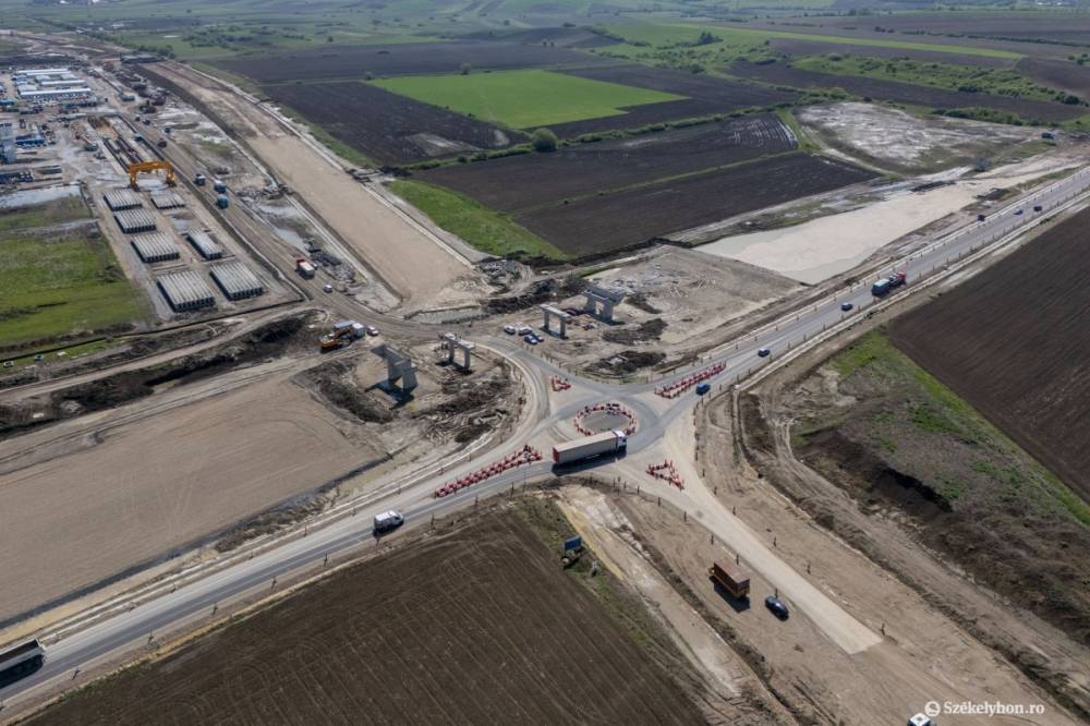 Látványos az építkezés az A8-as autópályán, de kérdéses az év végi átadás