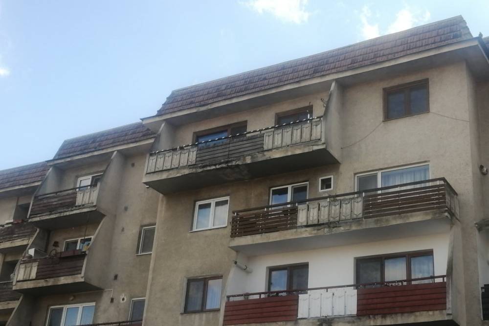 Parkolóhiány, elmaradt tömbházszigetelés, hiányzó magyar feliratok – panaszok Sepsiszentgyörgy központjából