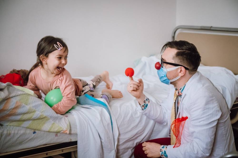 Piros orr a kórteremben: reményt és nevetést visznek az erdélyi kórházakba és idősotthonokba a bohócdoktorok