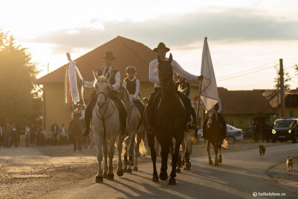 Elindultak Csíksomlyóra a lovasok a Maros megyei magyarság imaszalagjaival, rajtuk Márton Áron gondolataival