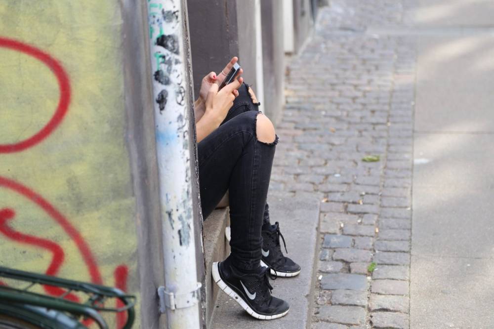 Szünetben sem engednék mobilozni a diákokat