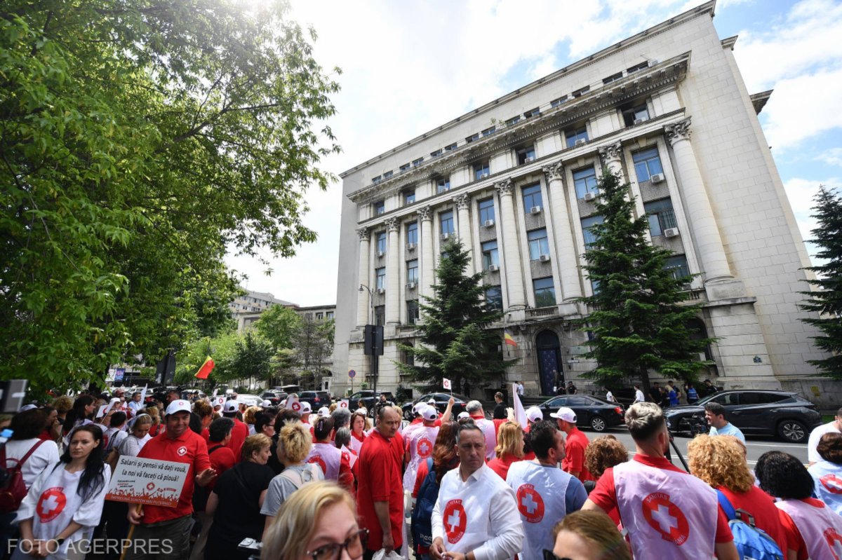 Bukarestben tiltakoznak a Sanitas tagjai az új közalkalmazotti bértörvény ellen