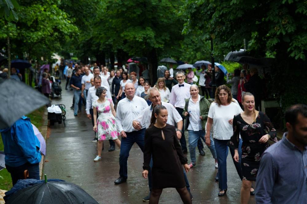 Ötven táncos mutatta meg tánctudását az esőben