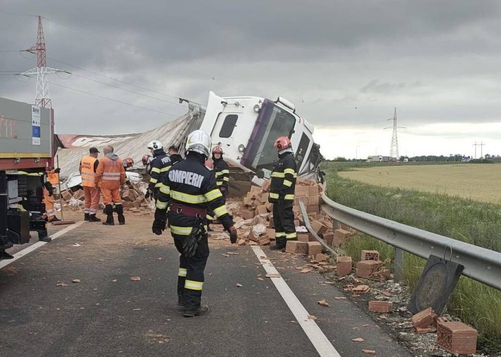 Téglát szállító kamion borult egy személyautóra, egy férfi életét vesztette