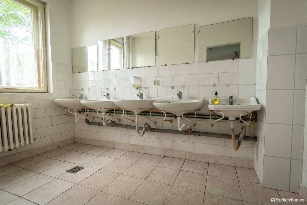 Nyomoz a rendőrség a kórház mosdójában meghalt rezidensorvos ügyében