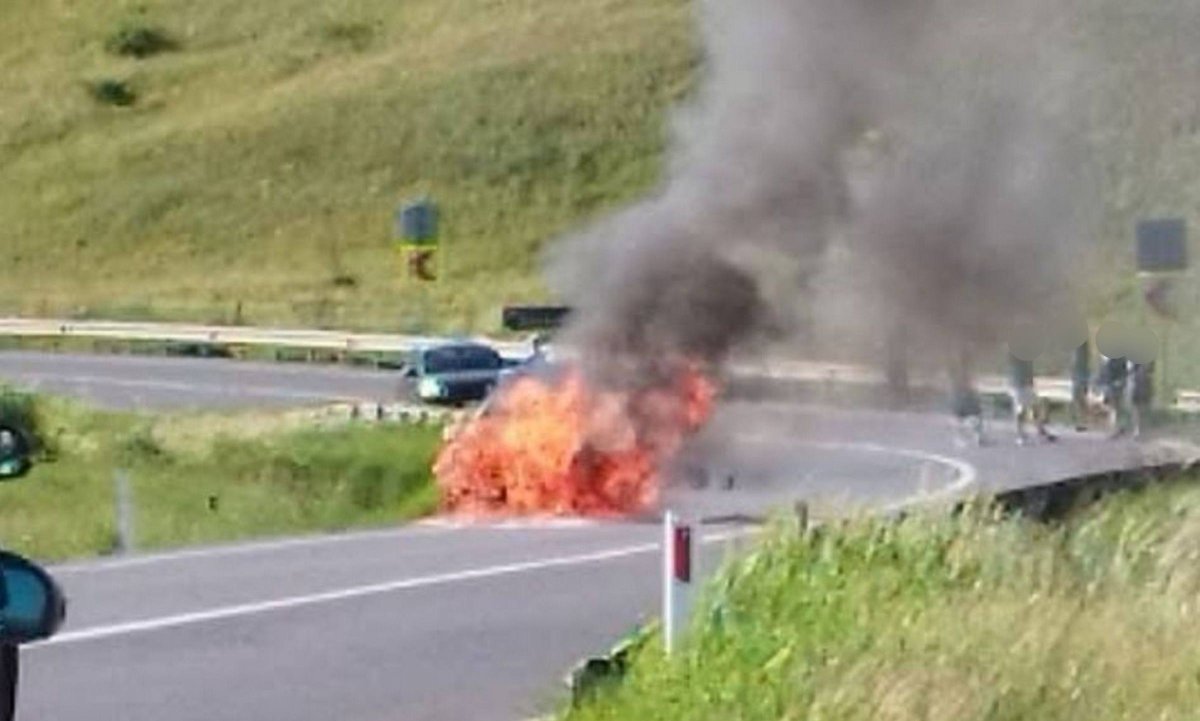 Maroshévízhez közel, az európai úton gyúlt ki egy személyautó