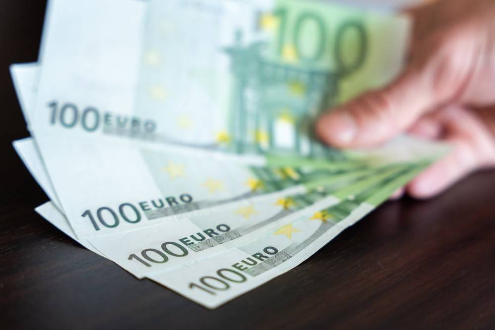 Több százezer eurót találtak egy körözött férfi autójában a karosszériaelemek mögé rejtve