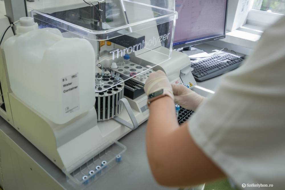 Már évi 740 ezer vizsgálatot végeznek, új helyre költözött a csíkszeredai kórház laboratóriuma