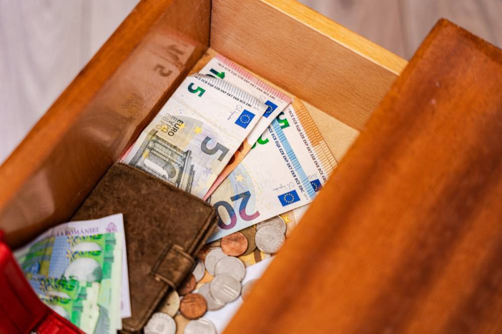 Pénteken is erősödött a lej az euróhoz képest