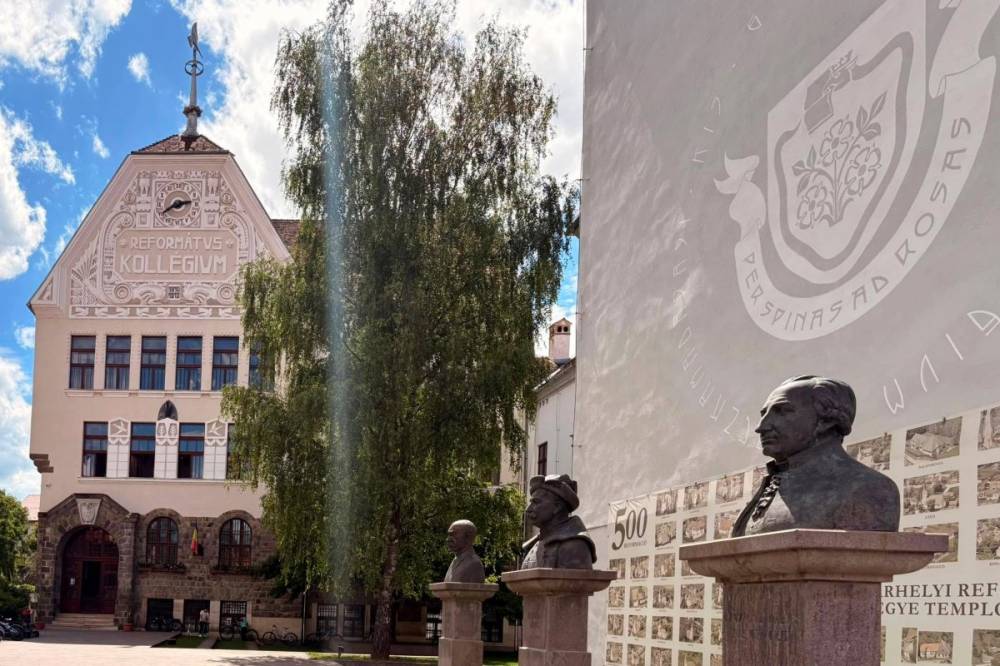 Leomlott a vakolat egy tanteremben a székelyudvarhelyi református kollégiumban