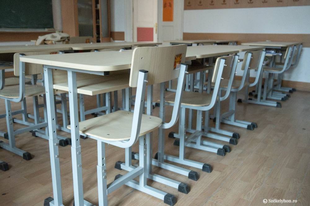 Ha vannak is problémák az új iskolabútorzattal, sokkal jobbak mint a régi „hátgerincferdüléses” darabok