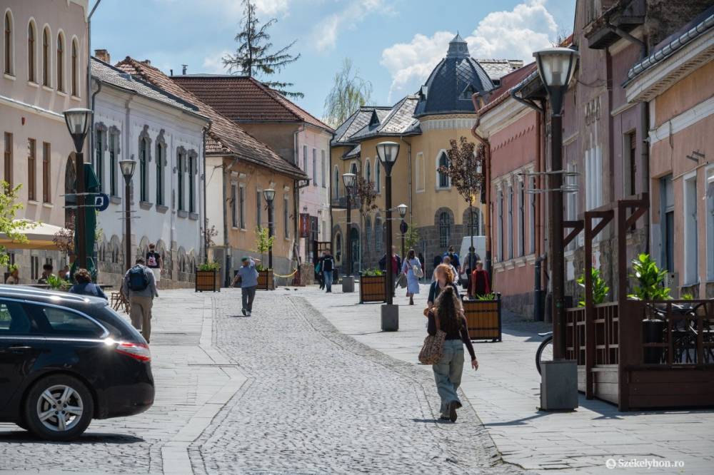 Visszaállítják a letört sorompót, akadály lesz a csíkszeredai sétálóutcában autózók előtt