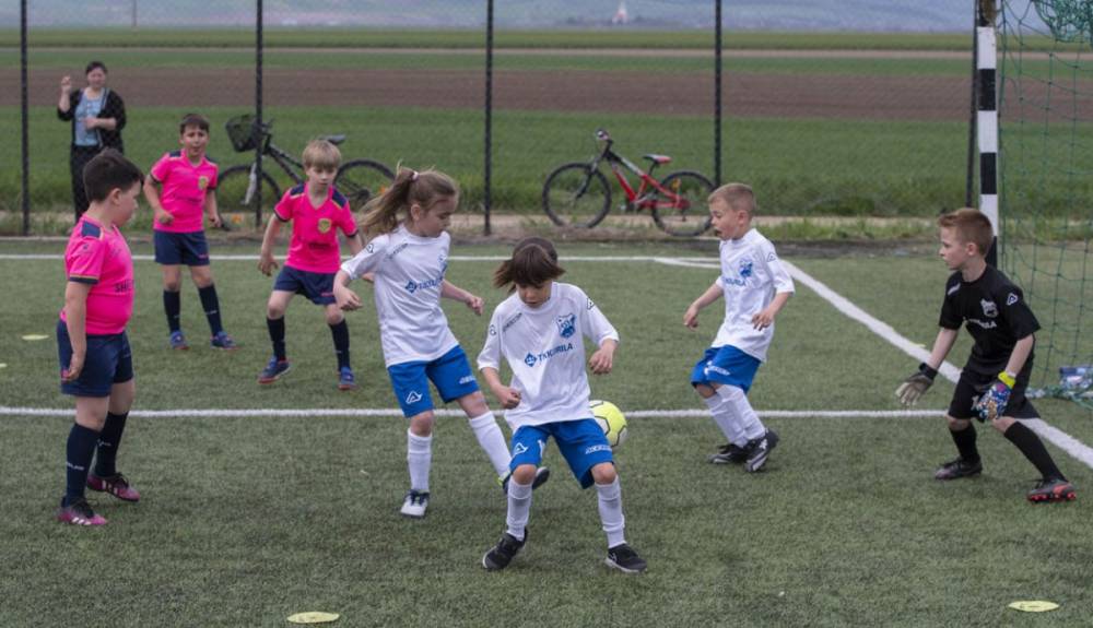 Vége a pálya széli üvöltözésnek: akár le is fújhatják a gyerekek meccsét a sportszerűtlen anyukák és apukák miatt