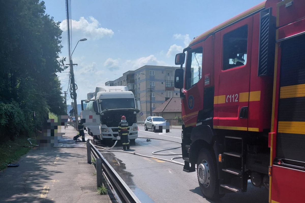 Kigyulladt egy mésszel megrakott teherautó motortere Segesváron