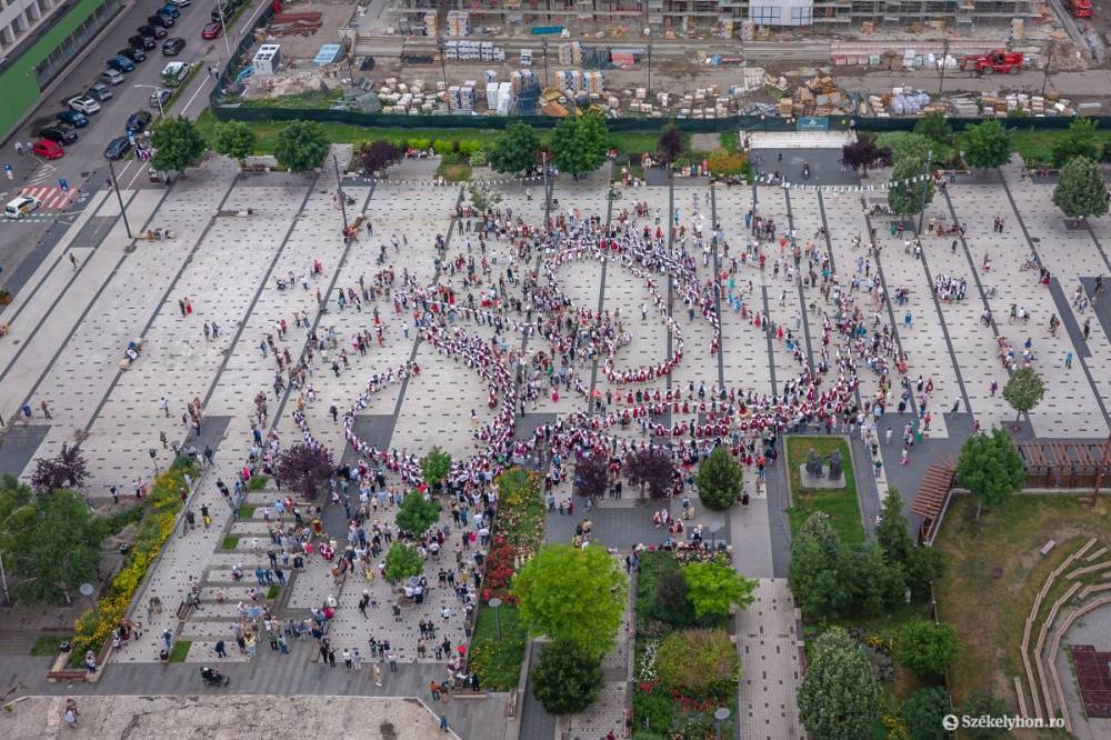 A főtéri tánccal elkezdődött az Ezer Székely Leány Napja