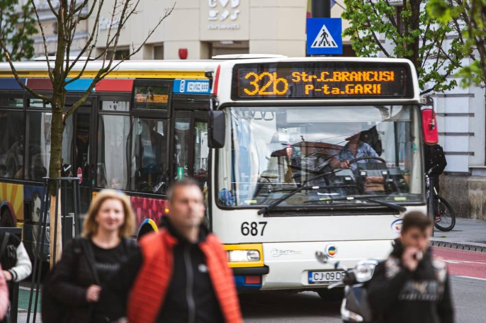 Felmérés: a romániaiak harmada előre hozott választásokat szeretne, nőtt a bizalom Simion és Bolojan iránt