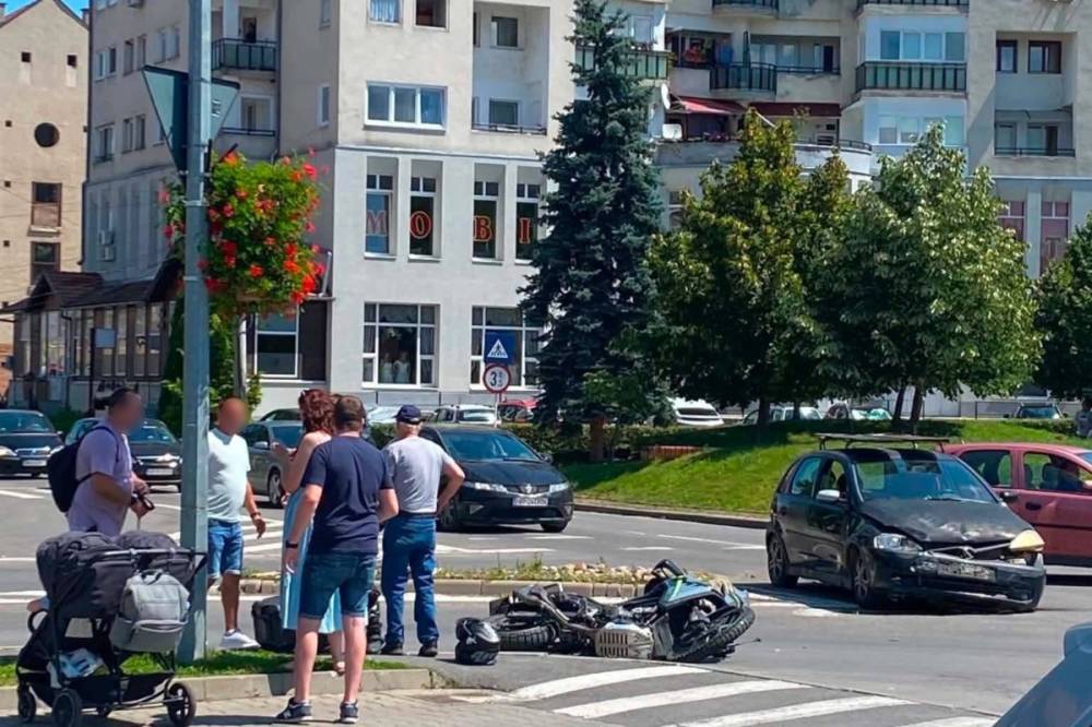 Autó és motorkerékpár ütközött Székelyudvarhelyen