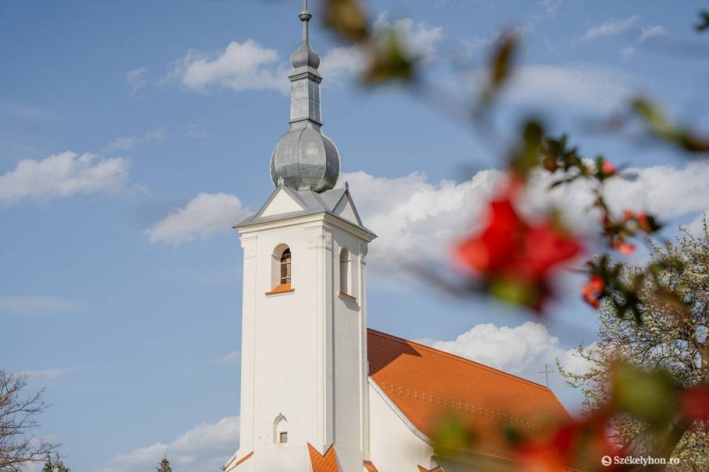 Ismét lesz déli harangszó, éjfélkor pedig Himnusz a Kossuth Rádióban