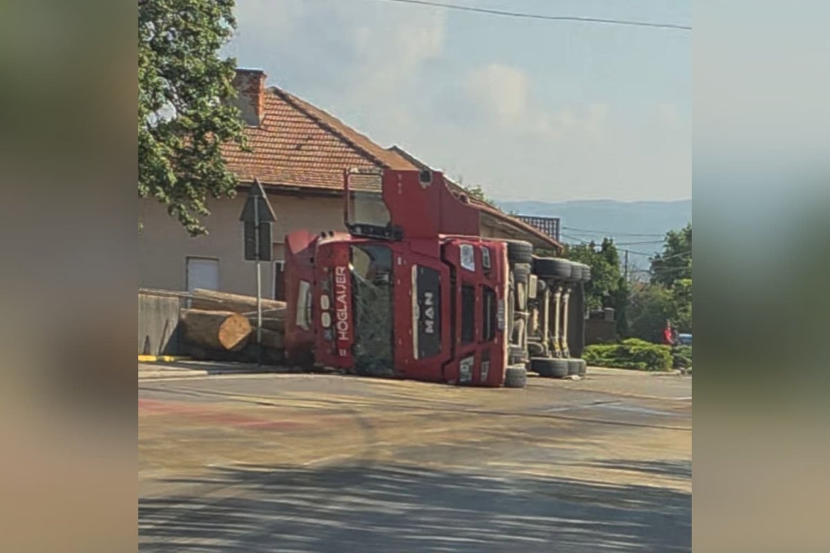 Gázvezeték is megrongálódott a fát szállító kamion felborulása nyomán