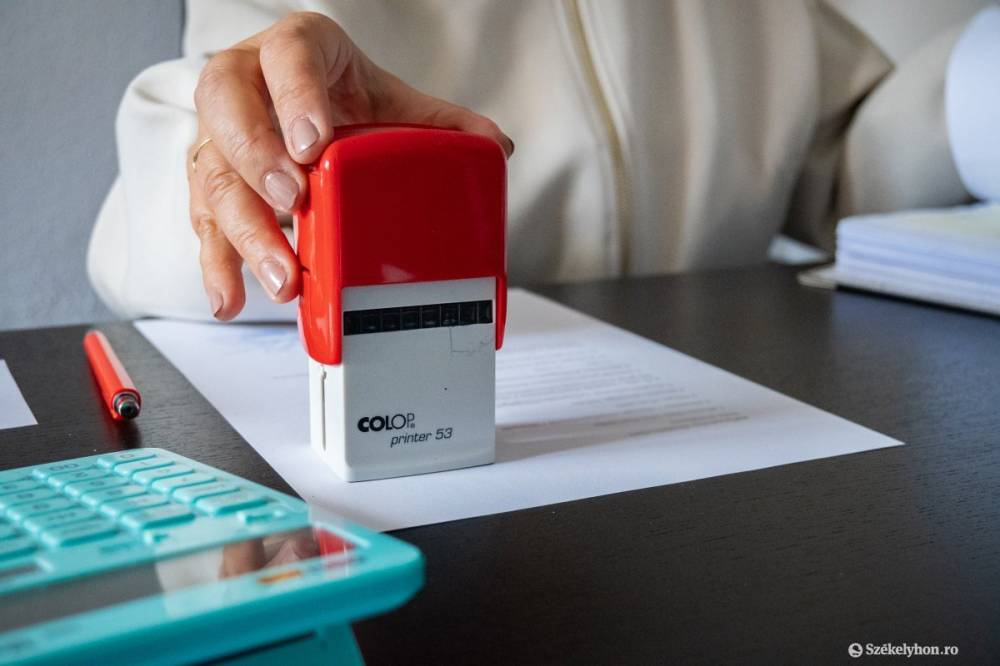 Csak úgy gyártották a fiktív munkaéveket „igazoló” iratokat, csak pecsétből 160-at foglalt le a rendőrség