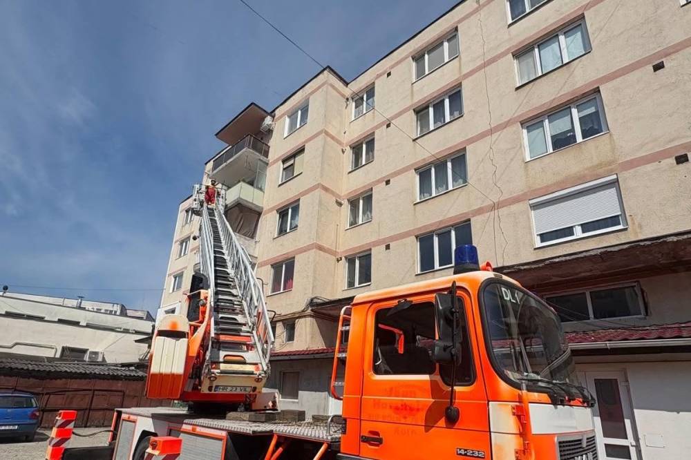 Beragadt az ajtó, a teraszon át jutottak be a lakásba a tűzoltók