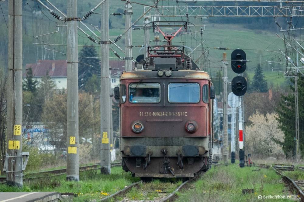 Elromlott a mozdony, a nyílt pályán vesztegel a Budapest–Bukarest vonatjárat