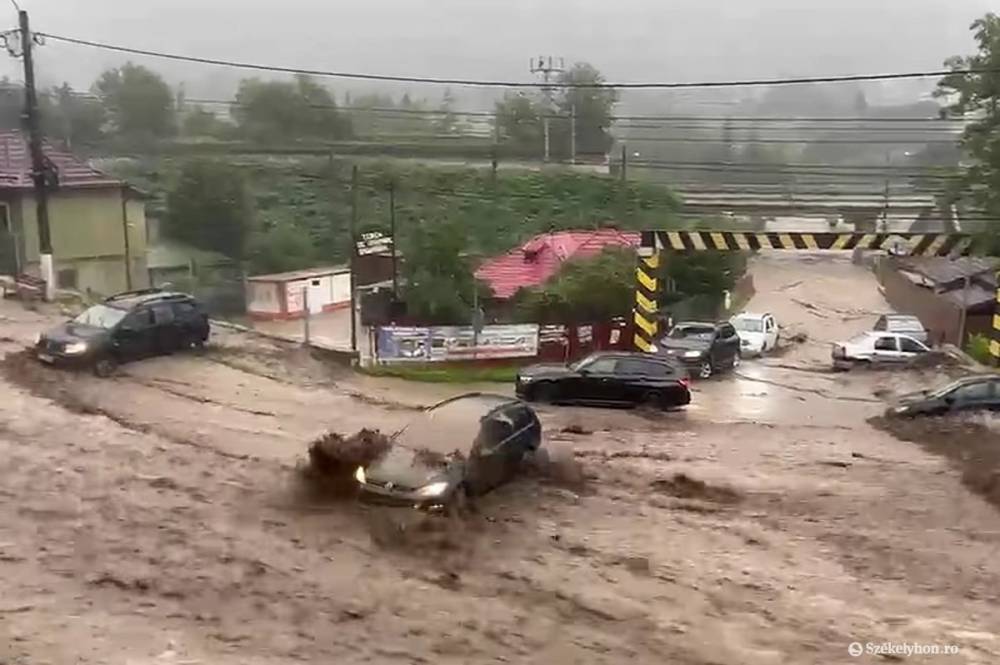 Villámárvizeket, közlekedési fennakadásokat okoztak a zivatarok Románia több vidékén