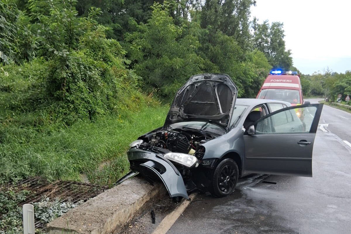 Baleset után lángra kapott egy autó, a sofőr megsérült