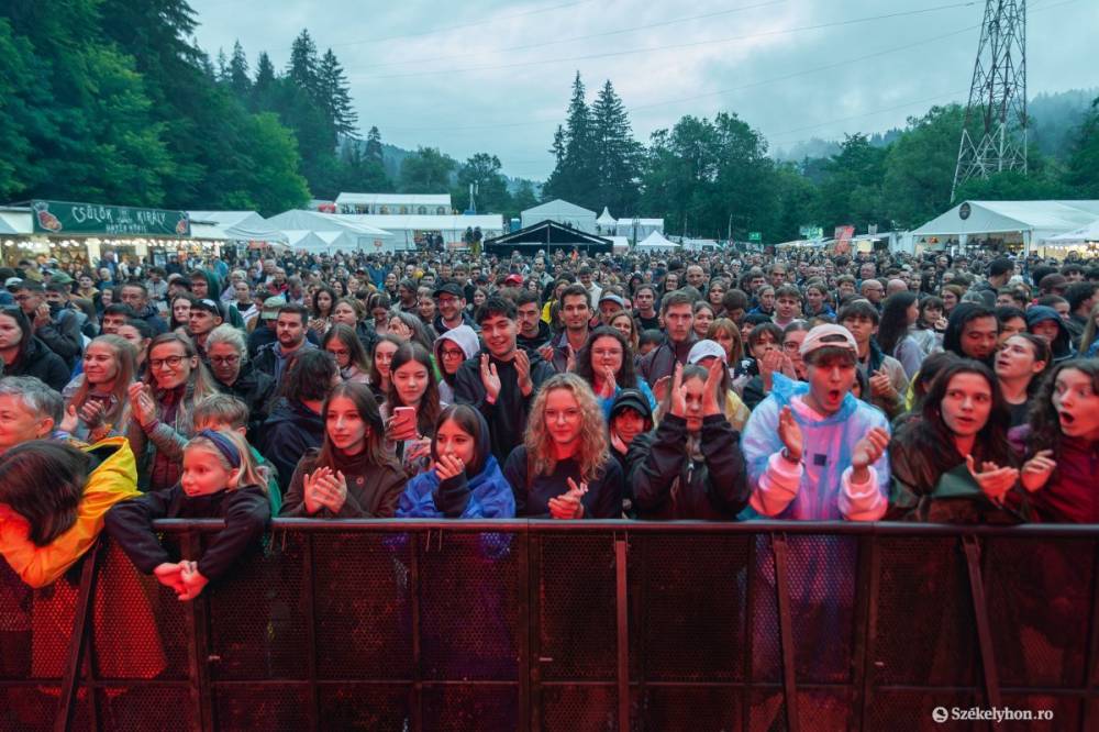 Eső áztatta téren hívott táncra a Magyar Banda és az Anna and the Barbies