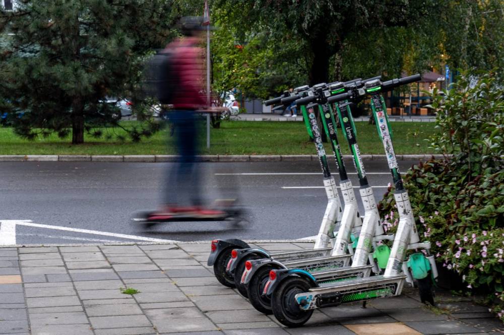 Igazoltatták és figyelmeztették a rollereseket, kerékpárosokat