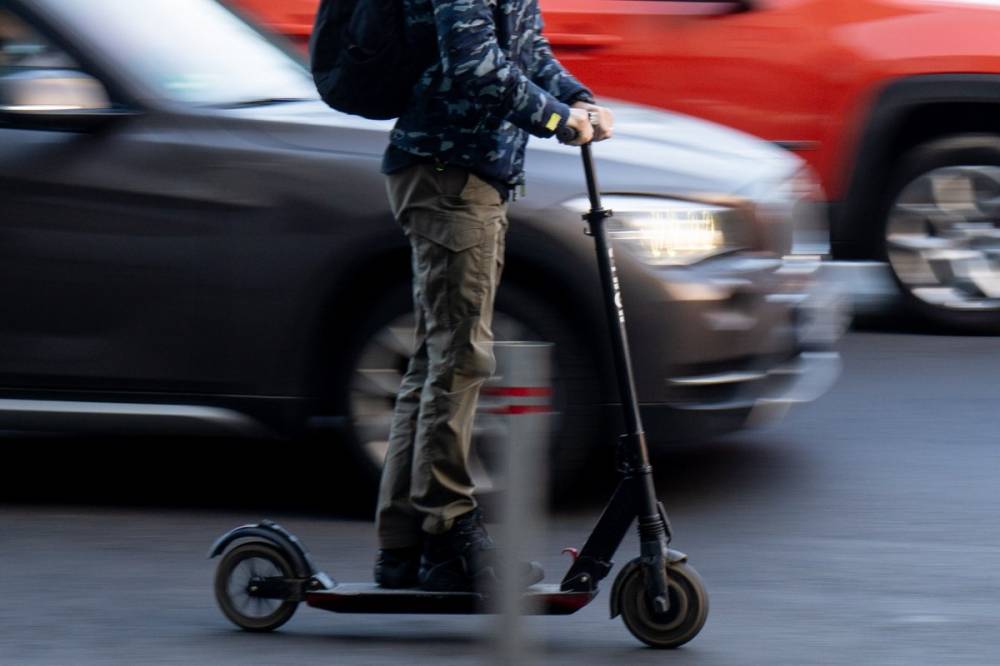 Halálra gázoltak egy elektromos rolleres fiút Bihar megyében, Székelyföldön pont most ellenőrizték a rollereseket