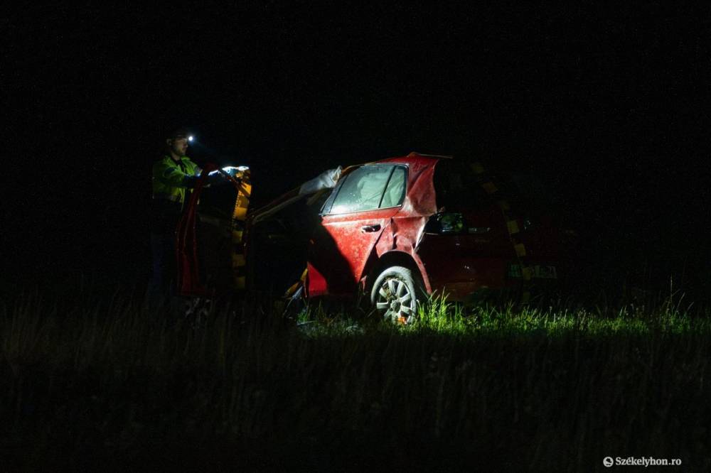 Baleset történt Sósrétnél, egy autó felborult a mezőn – videóval
