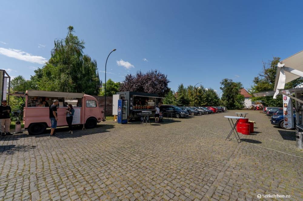 Megemelik a várfal egy részét és elköltöztetik az árusokat