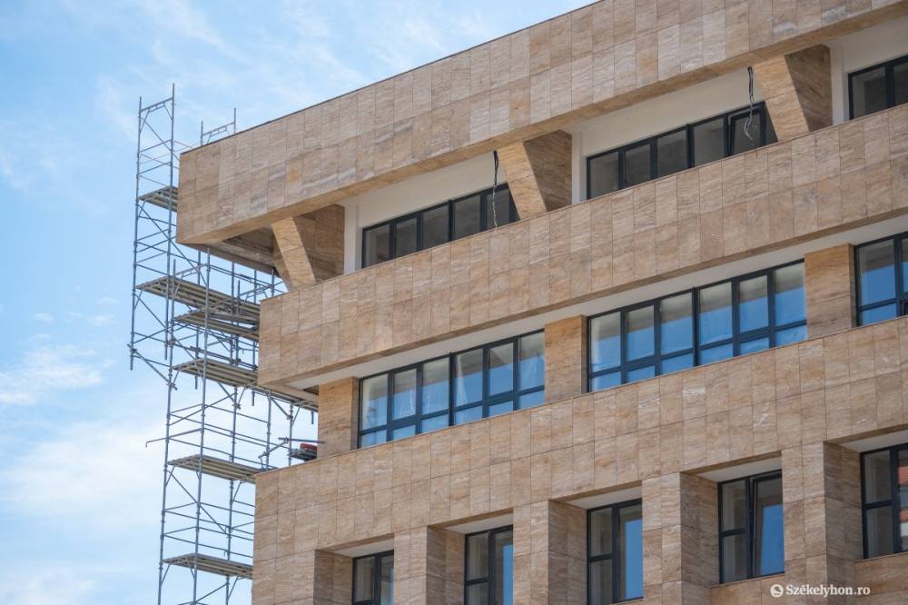 Természetes színű mészkőburkolat ad új külsőt a csíkszeredai megyeházának